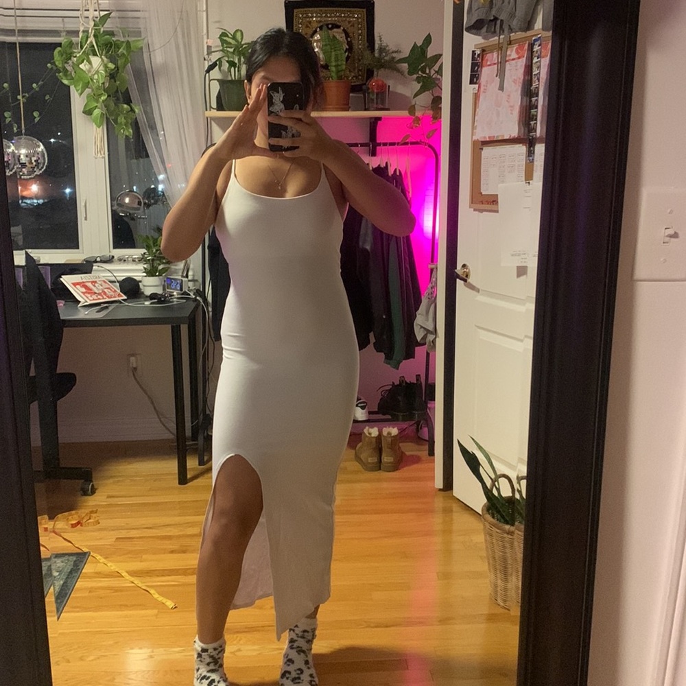 Long white maxi form-fitting dress 🤍